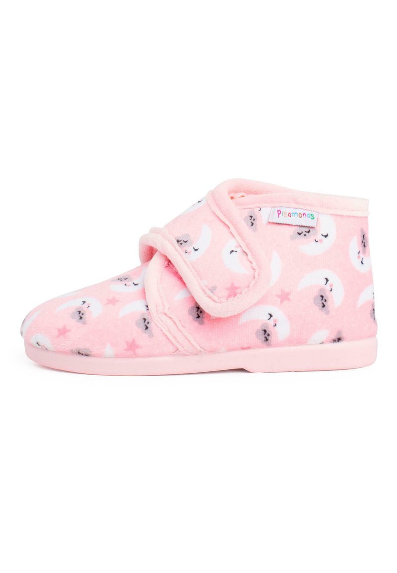 Lichtroze slipper met een zachte fleece buitenkant, voorzien van een patroon van grijze manen en sterren. Inclusief een klittenbandsluiting voor gemakkelijk aan- en uittrekken.