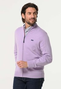 Lichtpaarse ritssluiting trui gemaakt van zachte stof, met geribde manchetten en tailleband, een zwarte rits en een klein logo op de borst.