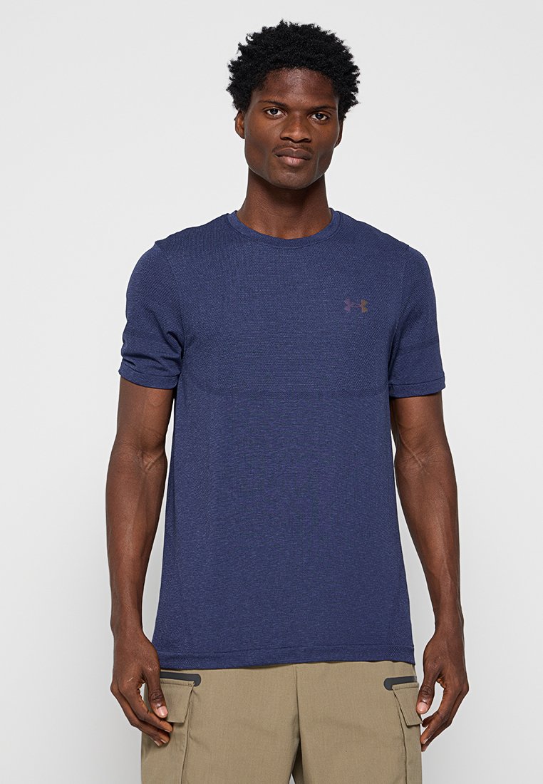 Marineblaues Kurzarm-T-Shirt mit strukturierter Oberfläche und Rundhalsausschnitt. Verfügt über ein dezentes Logo auf der Brust und besteht aus atmungsaktivem Material.