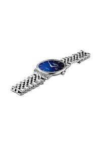 Reloj de metal plateado con un dial redondo azul, banda de acero inoxidable y ventana de fecha a las 3 en punto, con eslabones pulidos y manecillas luminosas.