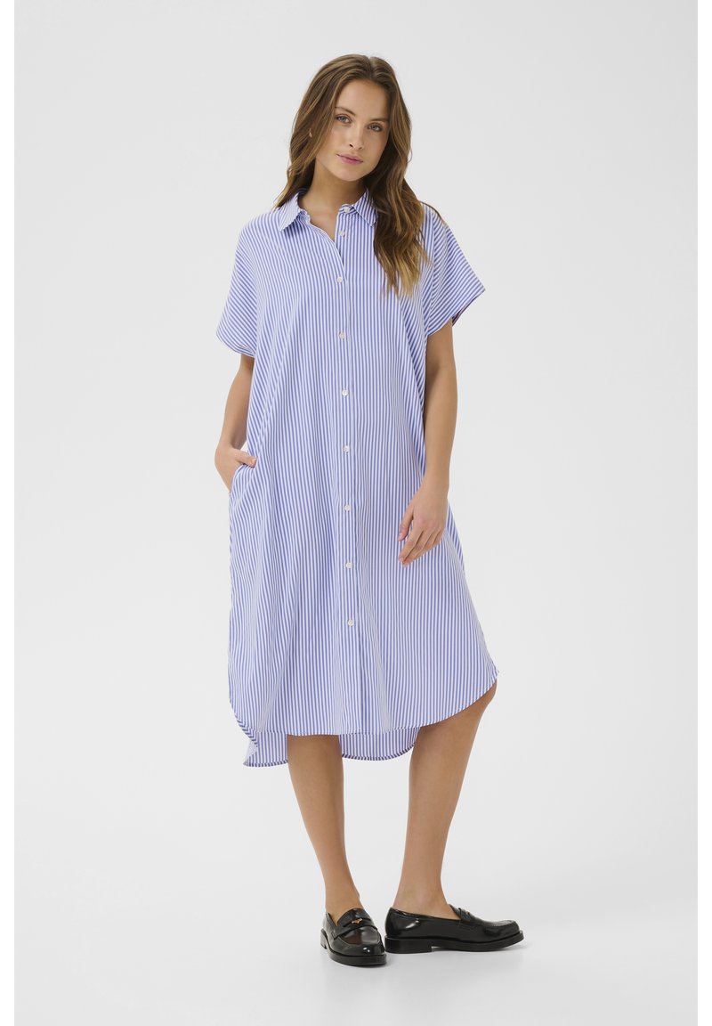 Abito camicia a righe blu e bianche, maniche corte, con bottoni sul davanti, tasche laterali, orlo curvo e tessuto leggero.