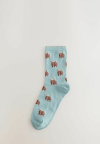 Lichtblauwe enkelkous met een herhaald patroon van bruine berenmotieven. Gemaakt van zacht textiel met een geribbelde boord voor extra comfort.