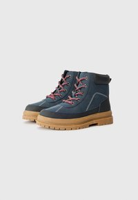 Stivaletti alla caviglia blu scuro realizzati in suede e materiale sintetico, con lacci rosa, suola in gomma e dettagli di cucitura bianca.