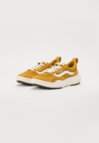 Gelbe Canvas-Sneaker mit weißen Akzenten, strukturiertem Stoff, runder Zehenpartie, verstärkten Ösen und dicken weißen Gummisohlen.