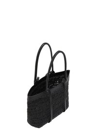 Zwarte geweven totebag met gladde synthetische hengsels, met een gestructureerde vorm en open topontwerp, dat een getextureerd geweven patroon benadrukt.