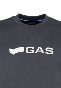 Felpa grigia con collo rotondo e colletto a coste. Presenta un grande logo bianco "GAS" sulla parte anteriore, realizzato in un tessuto testurizzato.
