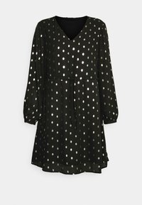 Černé šaty s výstřihem do V, tříčtvrtečním nabíraným rukávem, stříbrnými puntíky a staženým pasem s páskem. Lehká látka, neformální design.