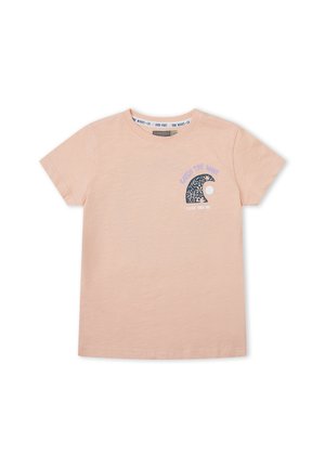 Camiseta de manga corta color durazno claro con gráfico de ola azul y texto "Atrapa la Ola" en la parte superior izquierda del pecho.