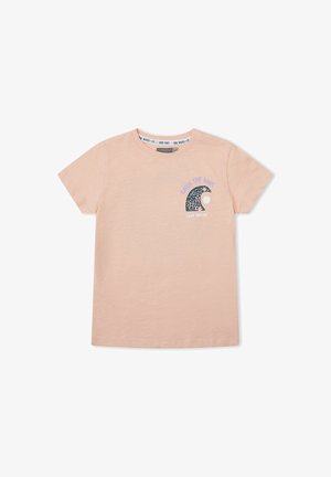 Camiseta de manga corta color durazno claro con gráfico de ola azul y texto "Atrapa la Ola" en la parte superior izquierda del pecho.