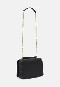Svart handväska med en strukturerad design, guld kedjerem och texturerad yta. Har ett handtag upptill och en framficka med en guld detalj.