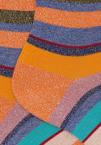 Calze multicolori con motivi a righe in arancione, blu, verde e rosa, con una texture scintillante e sezioni del piede e del tallone in contrasto.