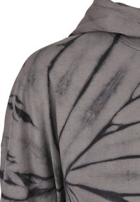 Sweat à capuche gris en coton avec un motif tie-dye noir à finition texturée et une coupe décontractée, présentant des dessins de tourbillons distincts.