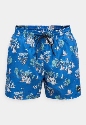 Calções de banho azuis com padrão náutico que inclui barcos e árvores. Cintura elástica com cordão preto. Inclui uma etiqueta de marca na lateral.