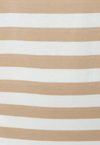 Gestreepte stof met afwisselend lichtbeige en witte horizontale lijnen. Glad textuur, middelbrede strepen, consistent patroon overal.