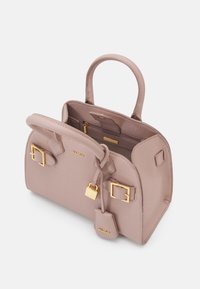 Een roze synthetische handtas met twee korte handvatten, gouden hardwareaccenten, dubbele gespen, een slotdetail en een open bovenkant die een interieurcompartiment onthult.