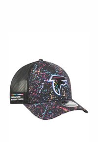 Schwarze Cap mit einem bunten Spritzmuster, versehen mit einem auffälligen gestickten Logo und einem Netzrücken. Enthält ein seitliches Etikett für einen wohltätigen Zweck.