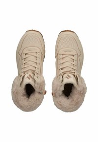 Baskets beiges avec un dessus texturé, fermeture à lacets et détail de col duveteux. Semelle en caoutchouc et conception perforée pour une respirabilité optimale.