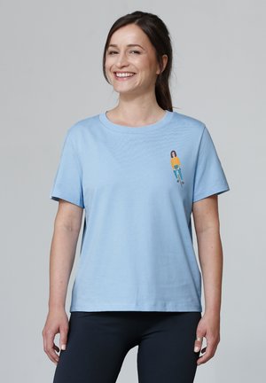 Lichtblauw T-shirt met korte mouwen gemaakt van zacht stof, met een kleine illustratie van een persoon die op een fiets rijdt op de voorkant.