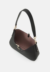 Borsa a tracolla in pelle nera texture con chiusura dorata, interno aperto che mostra una fodera bordeaux a contrasto e un design con manico corto.