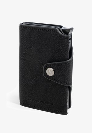 Portofel negru din piele texturată; dotat cu un sistem de închidere cu capsa argintie și numele mărcii embosat. Formă rectangulară compactă, cu un design elegant.