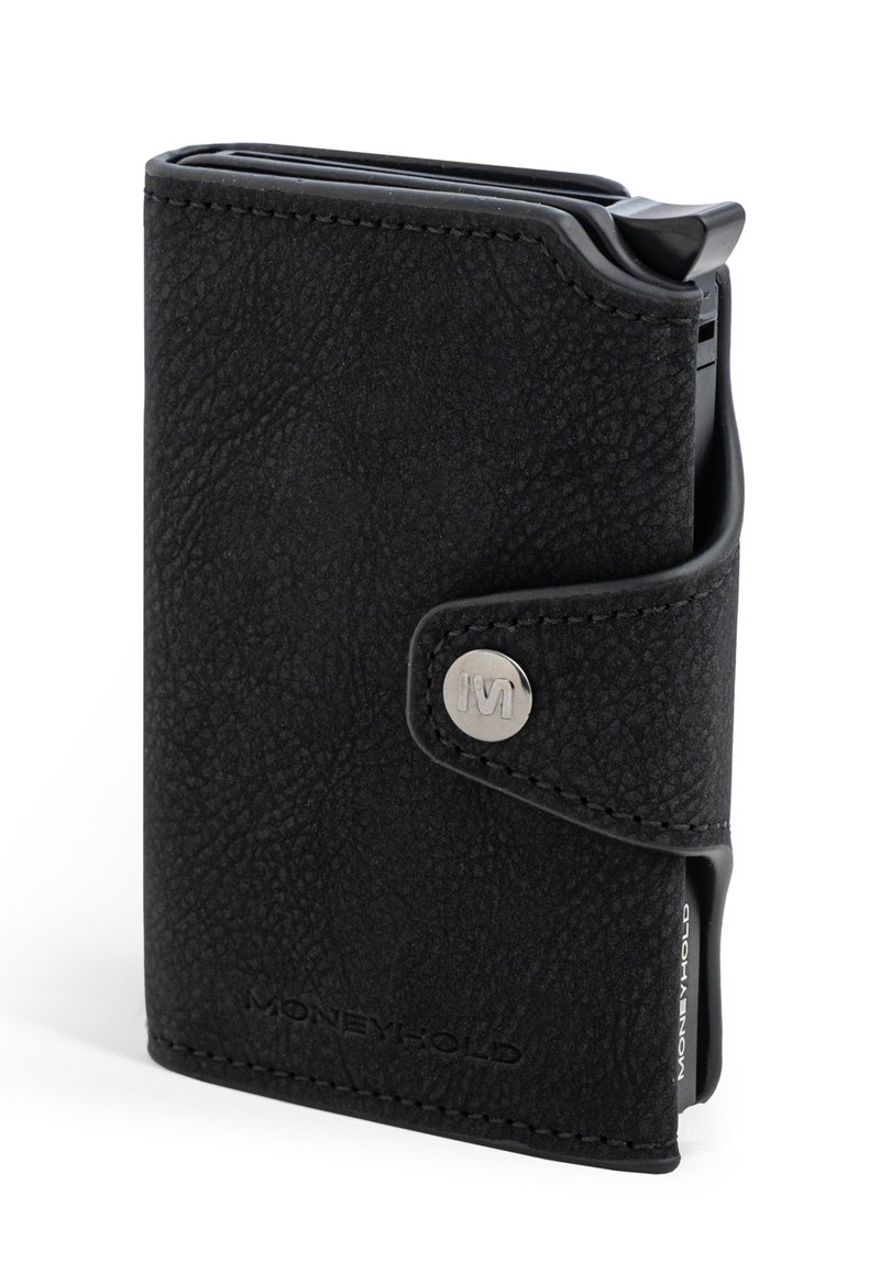 Portafoglio nero in pelle testurizzata; presenta una chiusura a scatto in argento e il nome del marchio impresso. Forma rettangolare compatta con un design elegante.