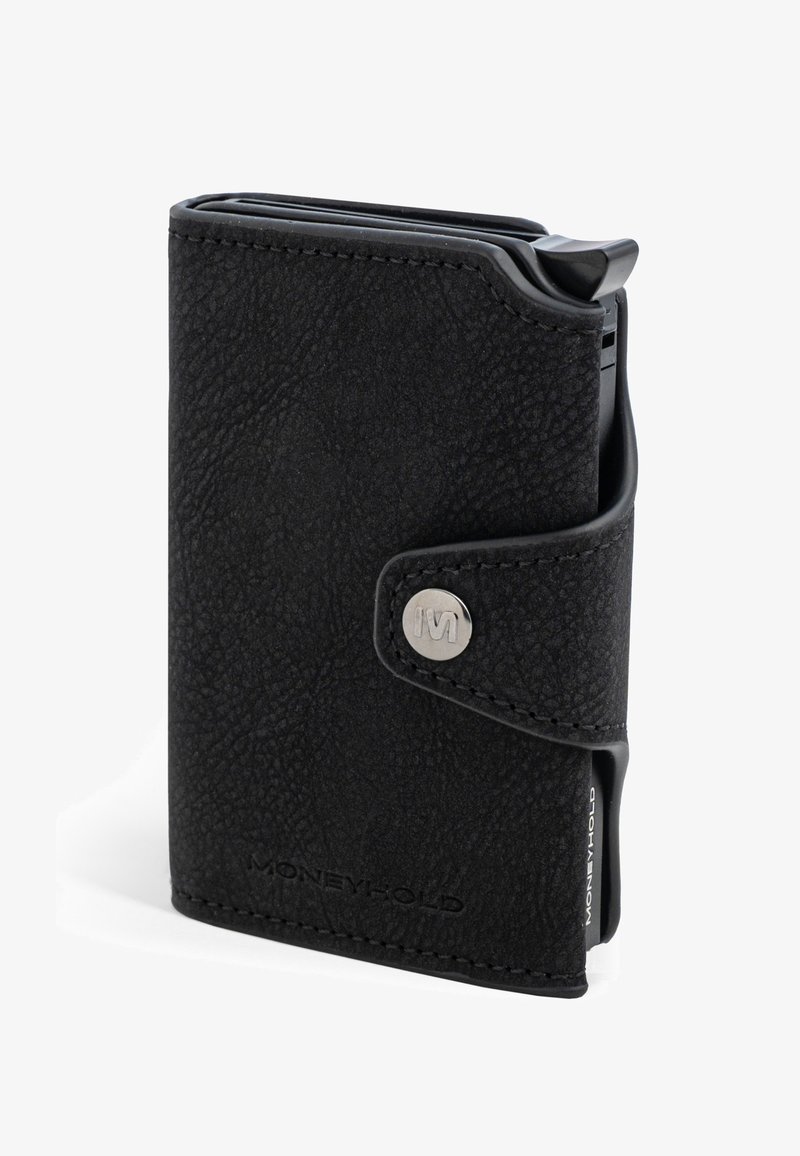 Portafoglio nero in pelle testurizzata; presenta una chiusura a scatto in argento e il nome del marchio impresso. Forma rettangolare compatta con un design elegante.