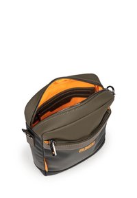 Bolsa de color verde oscuro hecha de material sintético con interior naranja. Presenta compartimentos con doble cremallera, acentos texturizados y elementos de metal plateado.