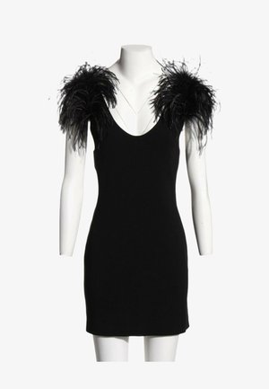 Schwarzes ärmelloses Kleid mit tiefem V-Ausschnitt und großen schwarzen Federverzierungen auf beiden Schultern, präsentiert auf einer weißen Schaufensterpuppe.