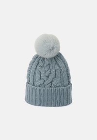 Cappellino lavorato a maglia di colore blu chiaro, con spesse trecce e un orlo ripiegato a coste, decorato con un morbido pom-pom grigio chiaro.