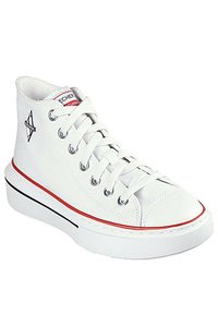 Zapatilla alta blanca con una superficie lisa, línea de acento roja, ojetes metálicos y una franja negra en la suela. Presenta un logo en el costado.