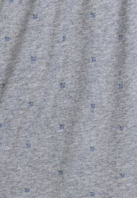 Szary materiał o miękkiej fakturze, z małymi niebieskimi i żółtymi haftowanymi geometrycznymi wzorami równomiernie rozmieszczonymi w całej powierzchni.