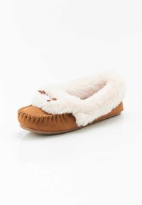 Pantofola in suede marrone con colletto in pelliccia sintetica di colore crema. Presenta una punta arrotondata e una cucitura decorativa lungo il bordo. Materiali morbidi e texture interessante.