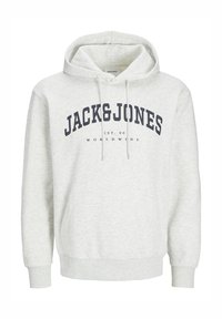 Sudadera gris claro hecha de tela suave. Cuenta con un bolsillo canguro en la parte frontal, capucha con cordón y texto en navy "JACK&JONES" con la fecha de establecimiento.