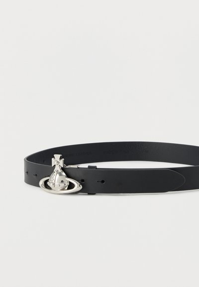 Μαύρη δερμάτινη ζώνη με ασημένια αγκράφα σε σχήμα πλανήτη Κρόνος και σταυρό, σε λευκό φόντο.