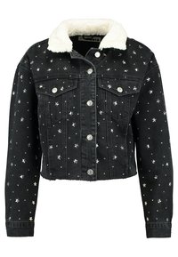 Černá denimová krátká bunda s kožešinovým límcem, stříbrnými hvězdnými ozdobami a předním zapínáním na knoflíky se dvěma náprsními kapsami.
