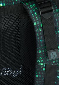 Zaino nero con motivo di codice binario verde, dettagli in rete, spallacci robusti e una patch con il marchio. Superficie texture con hardware regolabile.