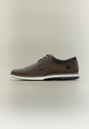 Chaussure décontractée en cuir marron avec design perforé, col matelassé noir, laçage à l'avant et semelle en caoutchouc blanche et noire.