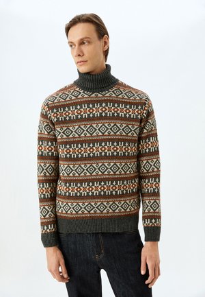 Strickpullover mit Rollkragen in einem gemusterten Design, das Diamant- und Blumenmotive in erdigen Tönen zeigt; das Material wirkt strukturiert mit einem gerippten Kragen.