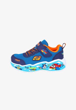 Zapatilla infantil azul y naranja con diseños de avión y helicóptero en la suela, cierre de velcro y cordones naranjas.