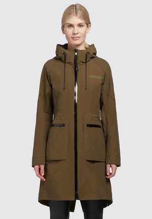 Manteau imperméable vert olive avec capuche, fermeture éclair à l'avant, deux grandes poches avant et détails zippés. Texture lisse et design moderne.