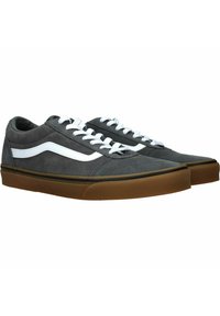 Zapatillas de ante gris con rayas y cordones blancos. Presentan una suela de goma marrón y un diseño de corte bajo para uso casual.