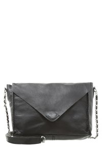 Sort læder kuverttaske i crossbody-stil med en tekstureret overflade, magnetisk lukning og sølvfarvet kædestrop.