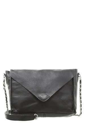 Schwarze Umhängetasche im Briefumschlag-Stil aus Leder mit strukturiertem Finish, einem Magnetverschluss und einem silbernen Kettenriemen.