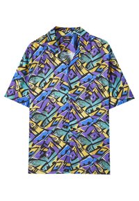 Camisa de manga corta hecha de tela con un patrón geométrico abstracto en púrpura, azul, amarillo y negro, con un cuello relajado.
