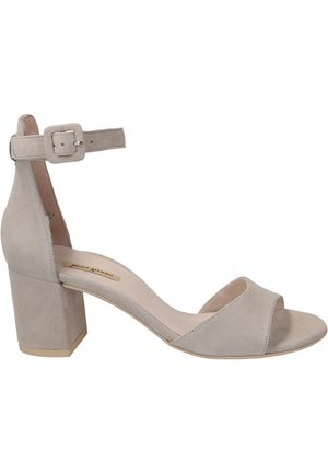 Helle graue Wildleder-Absatzsandalen mit einem Knöchelriemen und einem Blockabsatz. Offene Zehenpartie und glatte Oberfläche mit einem dezenten Schimmer.