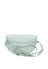 Borsa a tracolla in pelle verde menta con design arrotondato, chiusura a patta arrotolata, tracolla regolabile e superficie liscia e texture.