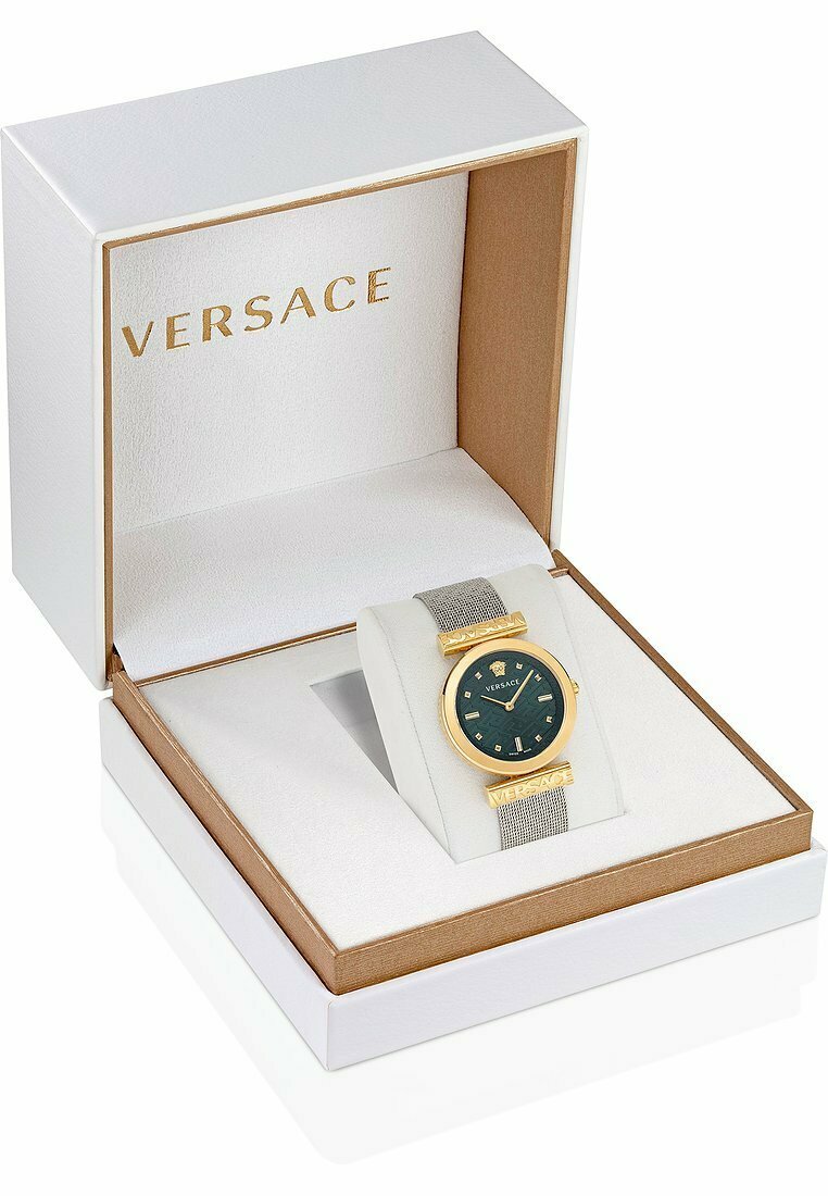 Reloj de tono dorado de Versace con esfera verde, correa de malla y acentos de logo, presentado en una caja blanca y dorada con un interior de felpa.