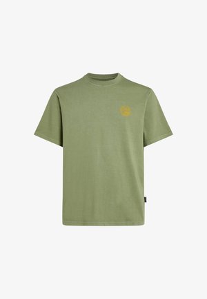 T-shirt à manches courtes vert olive en coton. Présente un petit logo rond jaune sur la poitrine gauche. Coupe standard avec un col rond.