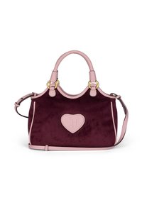 Borsa in suede bordeaux con dettagli in pelle rosa e un'etichetta a forma di cuore con la lettera "J". Include manici doppi e una tracolla rimovibile.