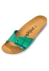 Sandal in pelle verde con finitura lucida, fibbia regolabile, soletta imbottita color cuoio e fondo in sughero testurizzato. Suola in gomma bianca.